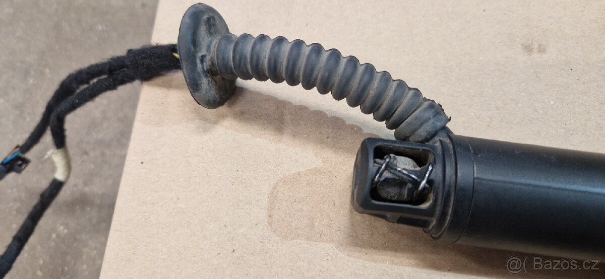 Elektrická vzpěra superb 2 pravá 3TO827852B original - 5