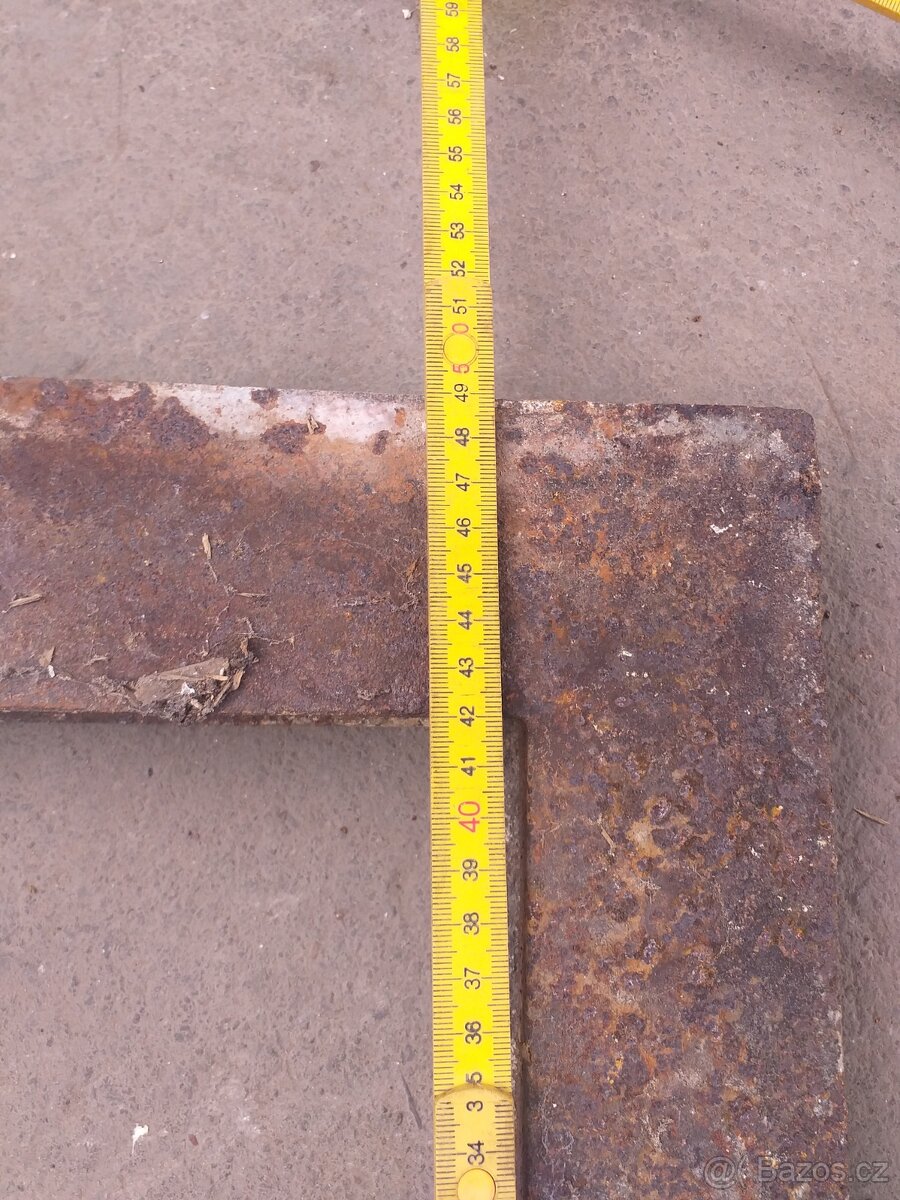 Dvě stará výklopná litinová okna - 5