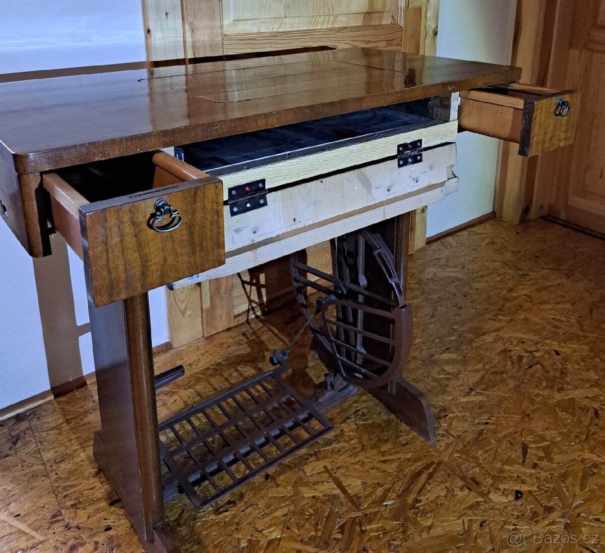 Stolek od šicího stroje LADA - 5