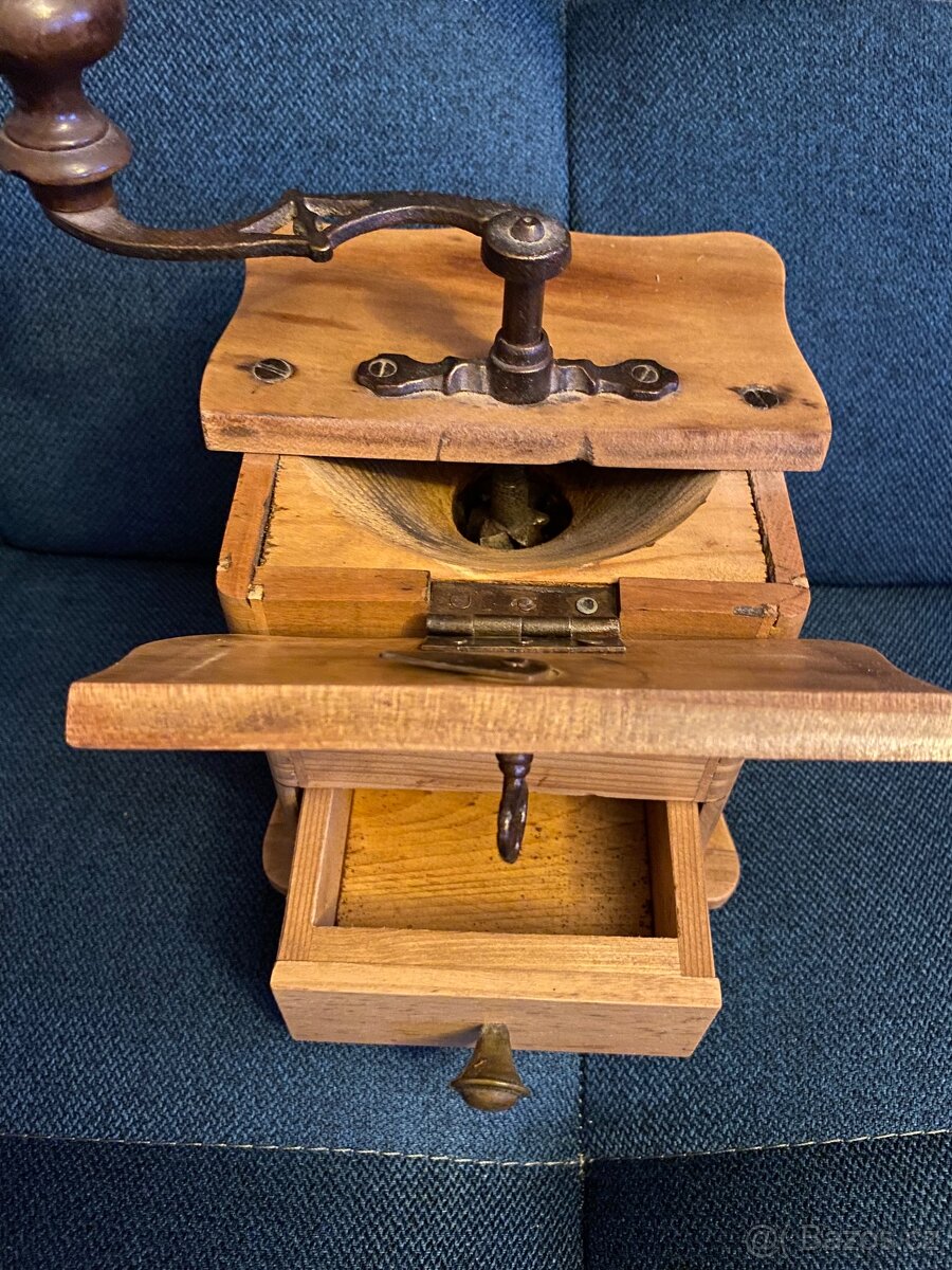 Starožitný vykládaný mlýnek na kávu - 5