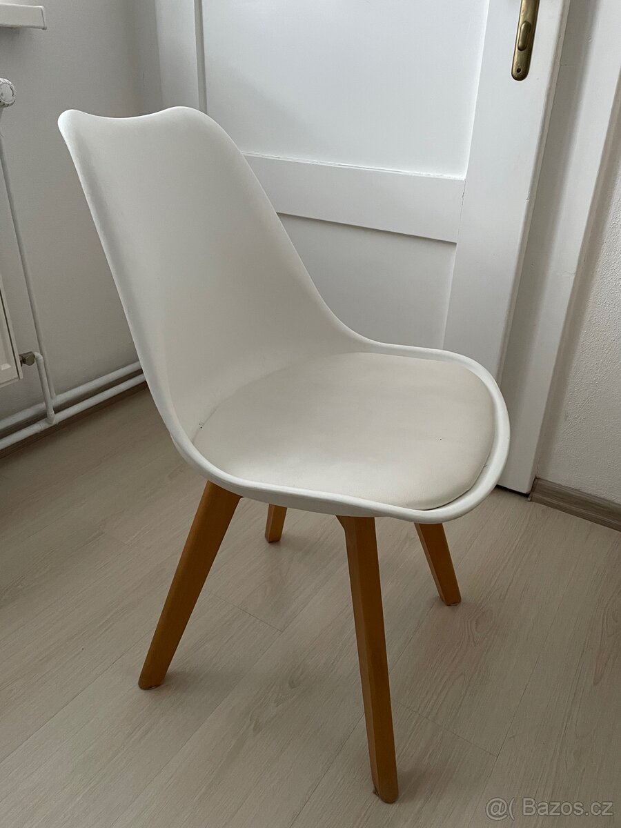 Prodám jídelní stůl + 4 židle - 5