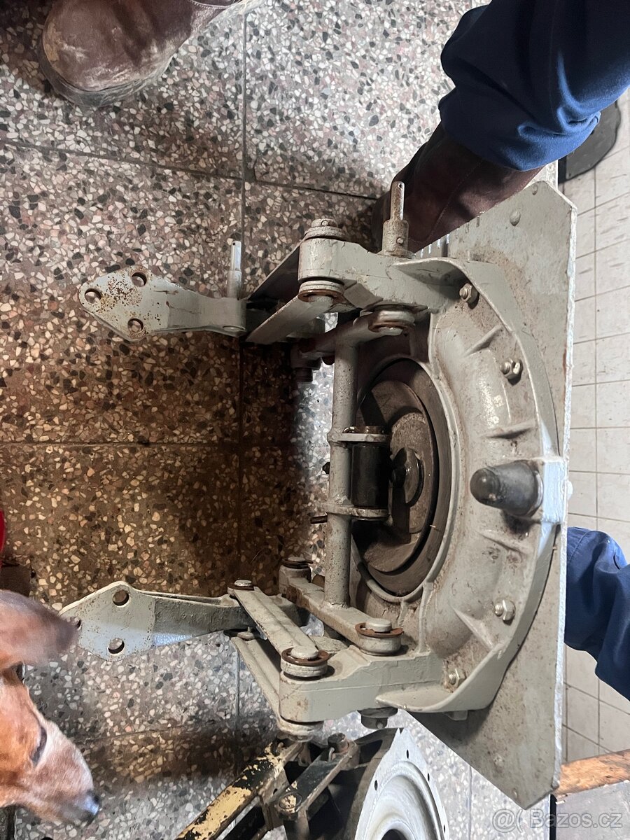 PRODÁM ORIGINÁLNÍ SPODEK SEDADLA ZETOR - 5