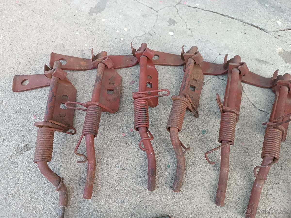 Přidržovače na sazeč brambor - 5