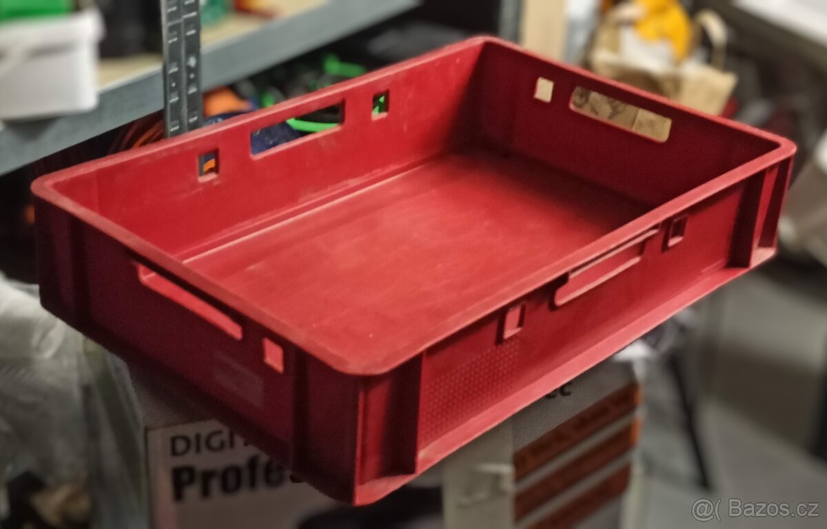 červená plastová přepravka na maso E1 - 5