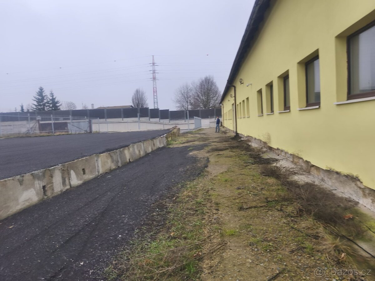 Zpevněná oplocená plocha - 5