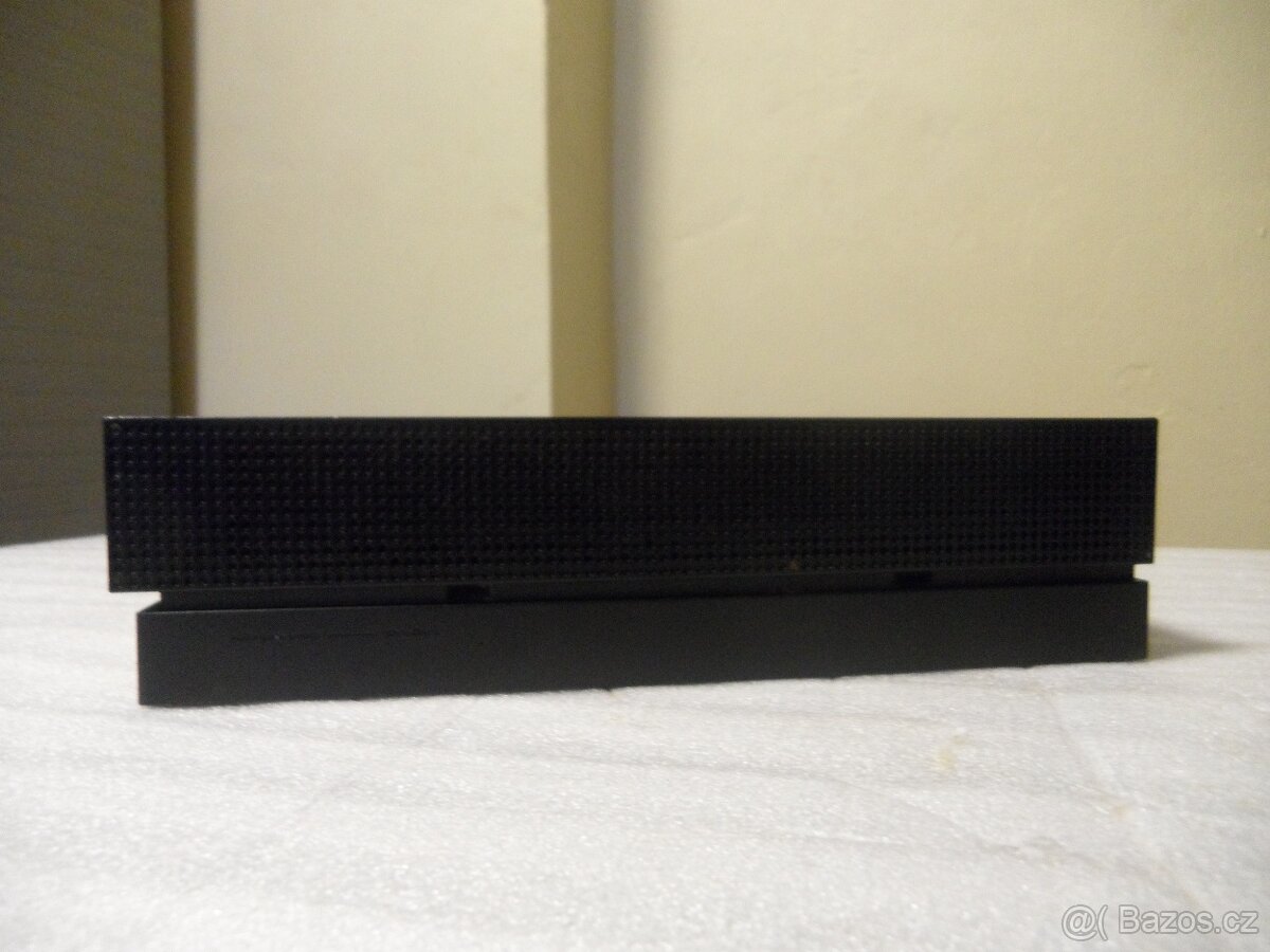 Xbox One X 1TB + 2 ovladače - 5