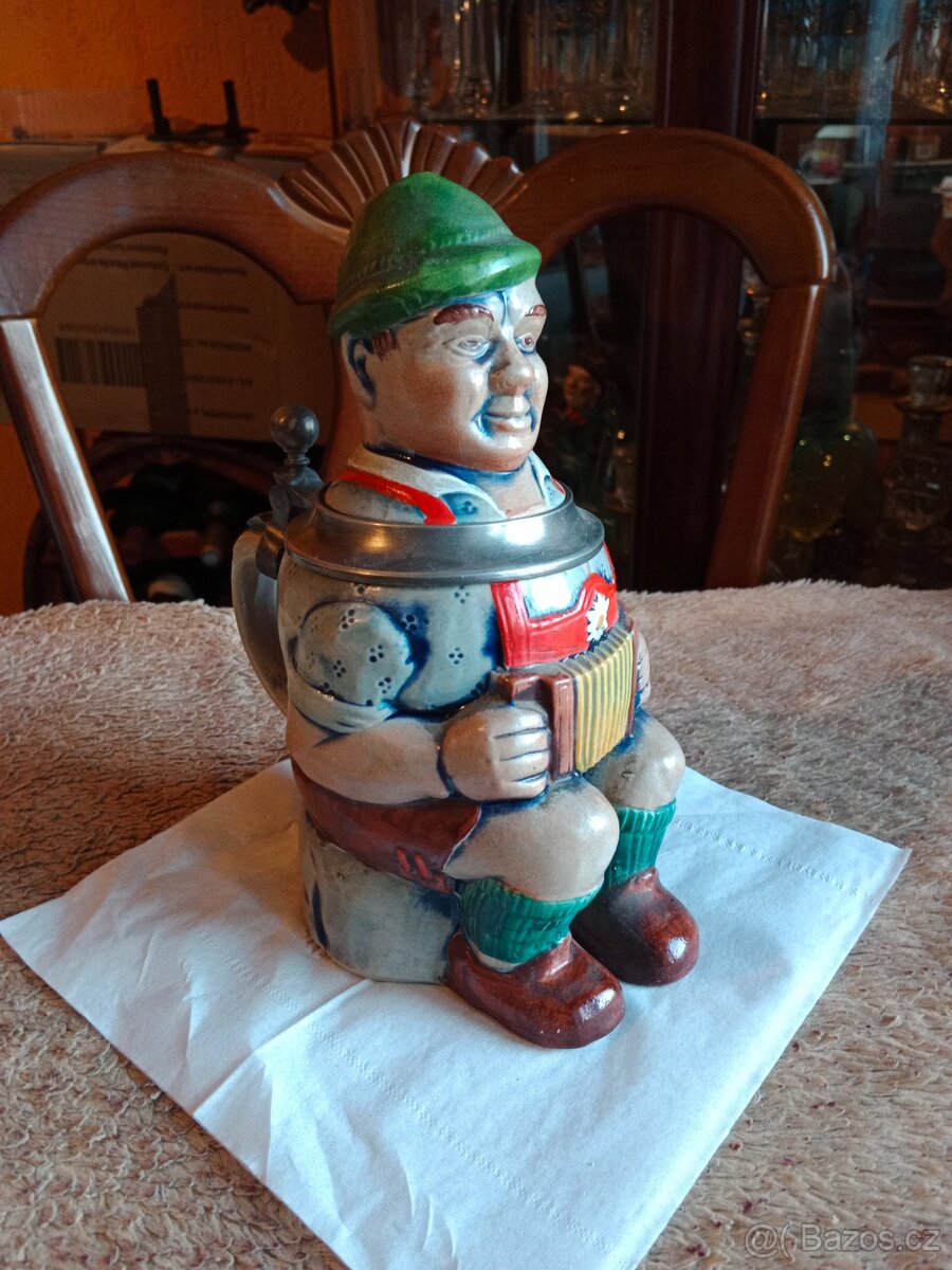 Pěkný,starý ,figurální korbel-harmonikář - 5