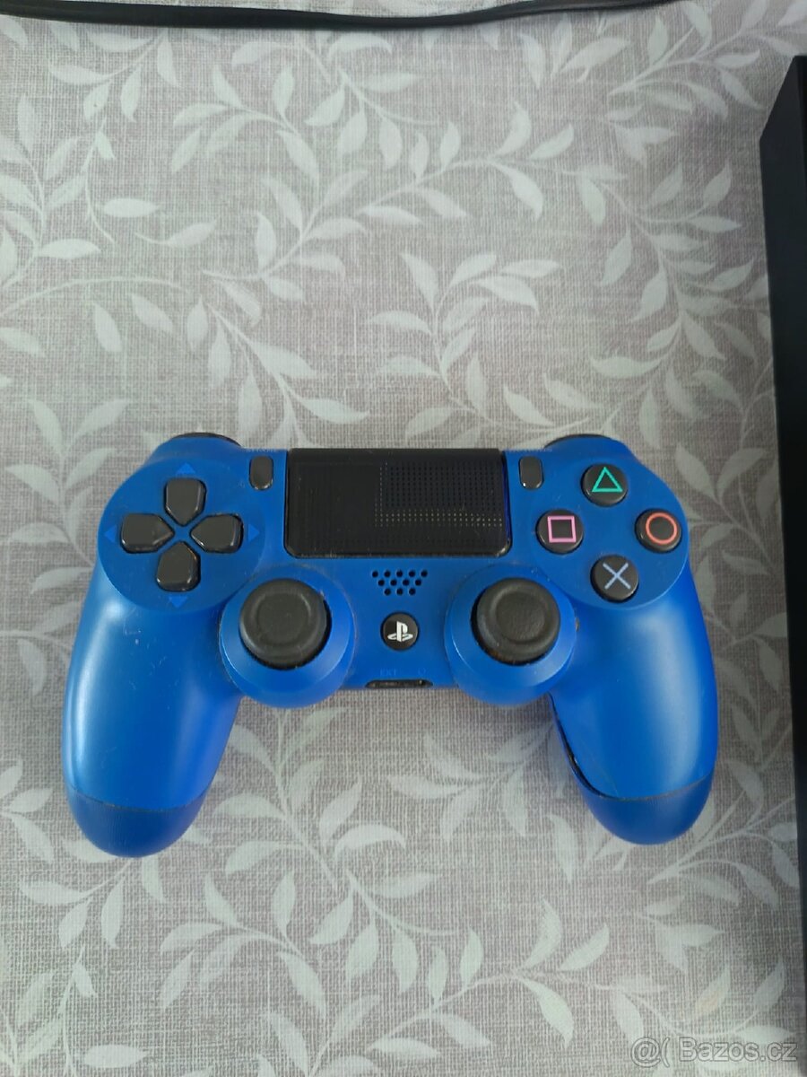 Prodám PlayStation 4 , - 5