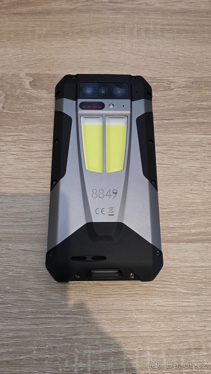 Odolný telefon s projektorem Tank4 TOP STAV - 5