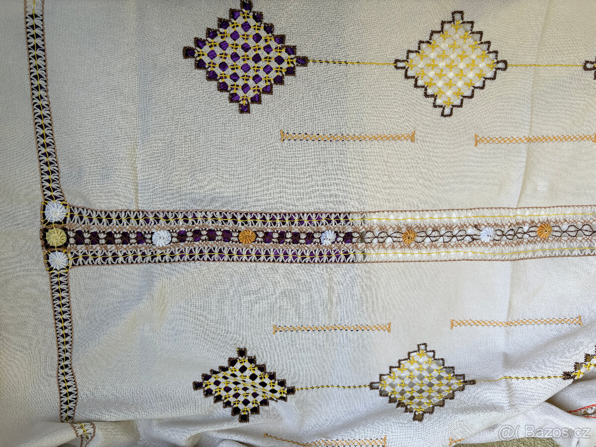 Ručně vyšívaný velký ubrus 156 x 129 cm - 5