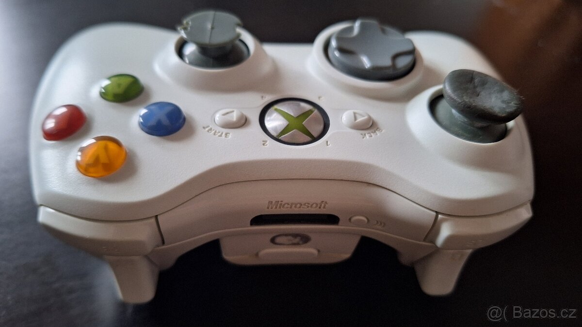 Xbox 360 s bezdrátovým ovladačem a zdrojem - 5