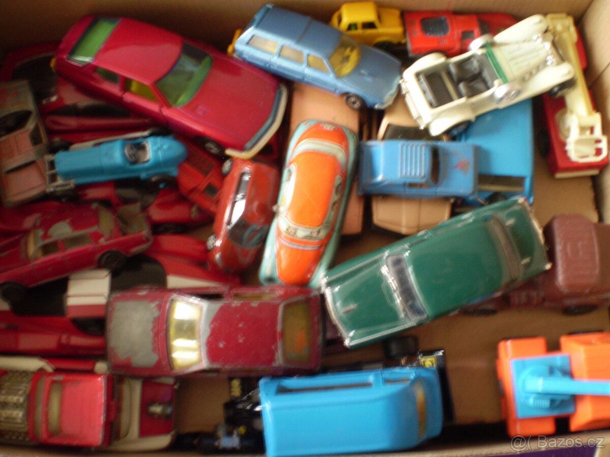 Krabice plná autíček. - 5