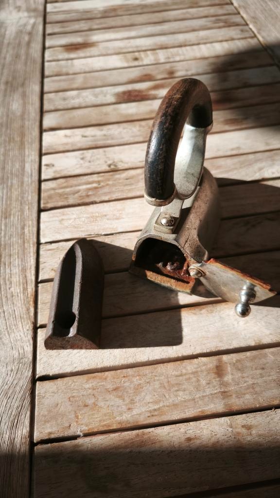 Stará žehlička malá - 5