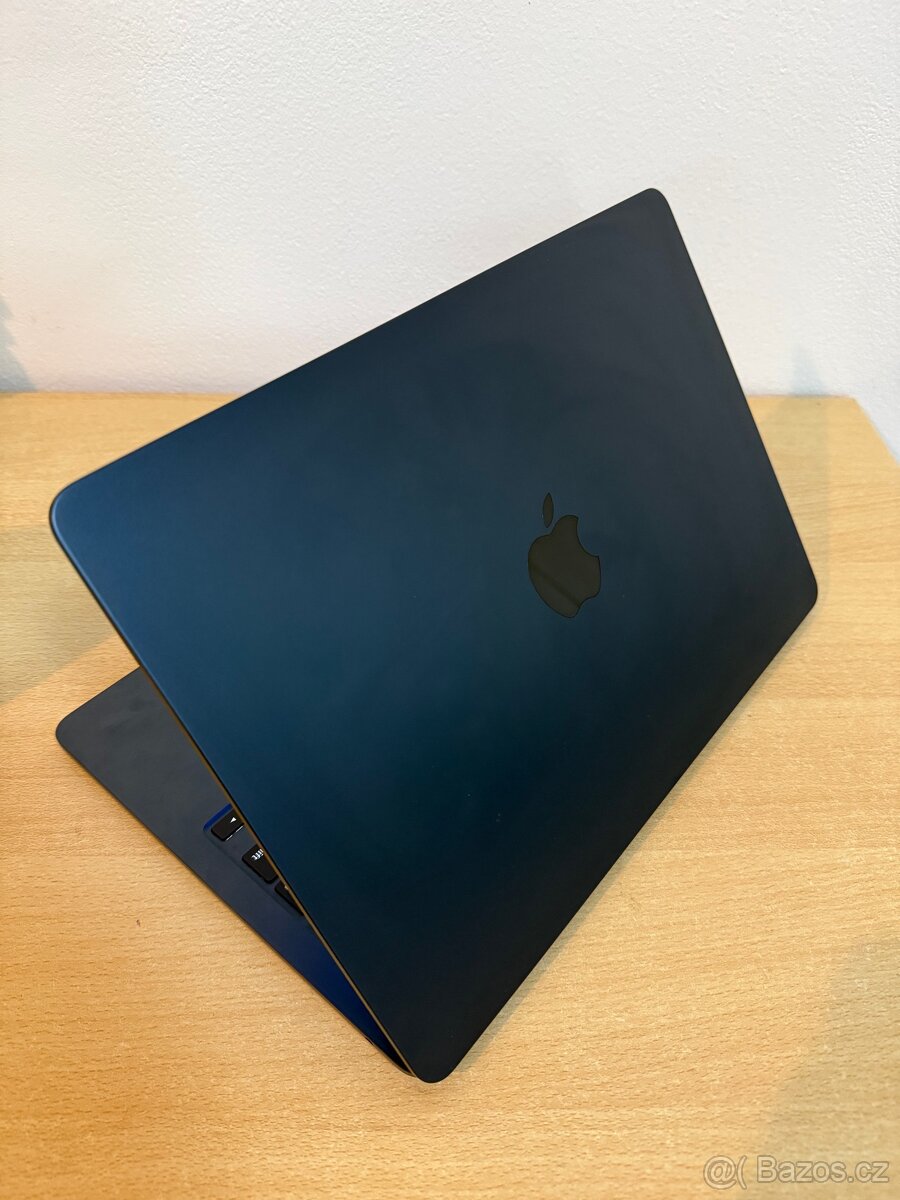 MacBook Air M2, 13”, 8GB RAM, 256GB SSD - 5