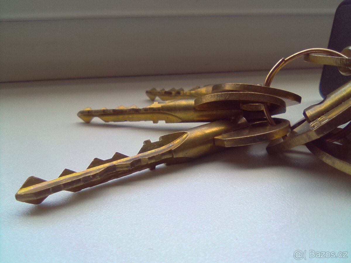 Zámek + vložka do dveří cena200Kč - 5