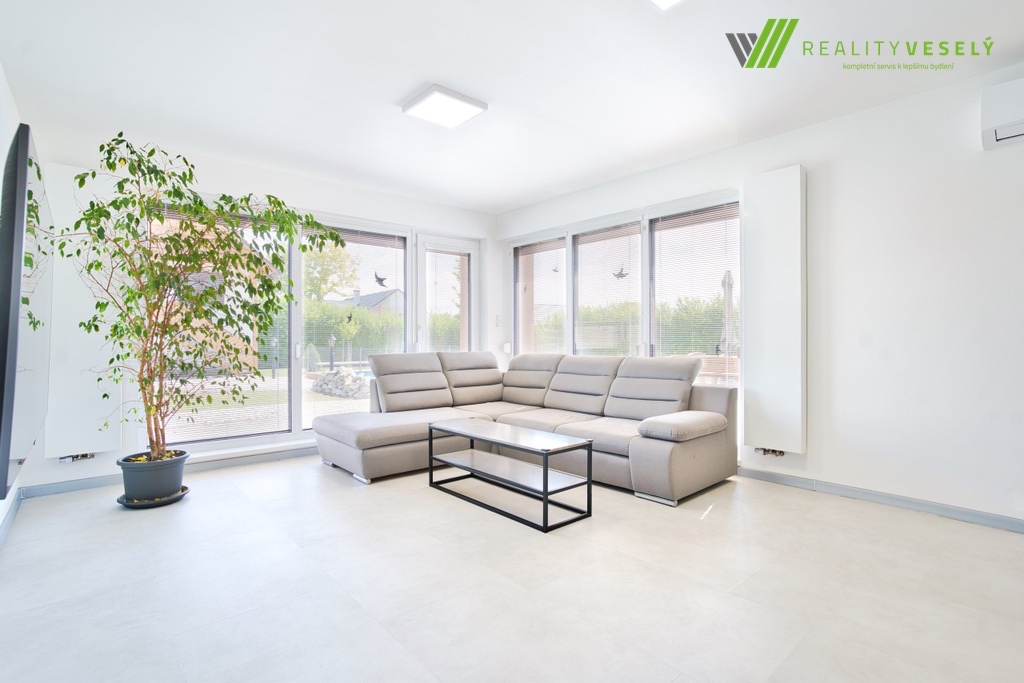 Prodej rodinného domu 4+kk se zahradou, garáží,druhým domem - 5