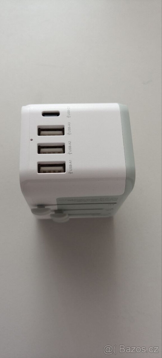 Mezinárodní cestovní adaptér/nabíječka - 5