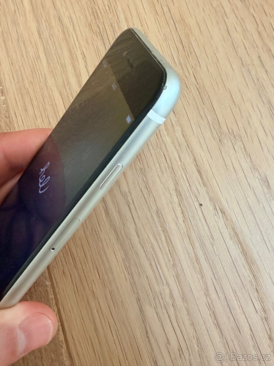 iPhone SE 2. generace (model A2296), 128 GB, bílá barva - 5