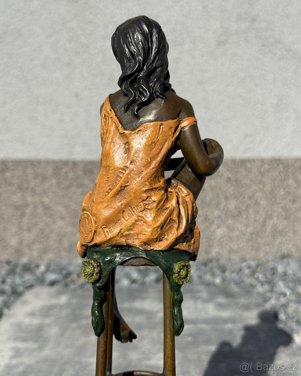 Bronzová socha Dáma na barové židli elegantní barevná soška - 5