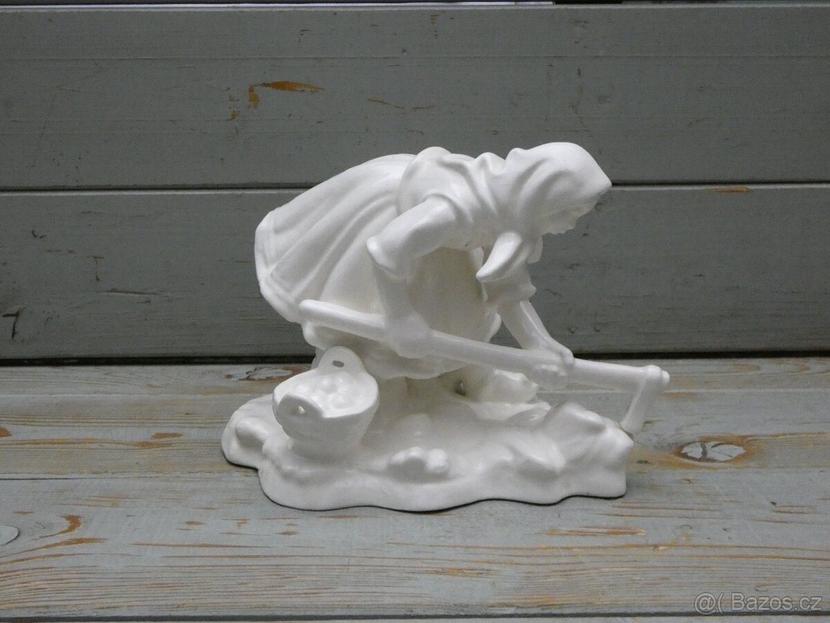 Porcelánová soška -Kopáčka brambor - 5