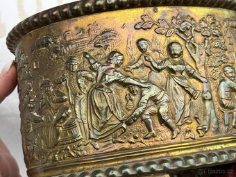 Starožitná žardiniéra mosazná s dobovým motivem 19.stol. - 5