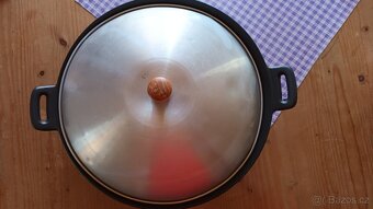 Litinovy wok s poklici Al a prkenko masiv - 5