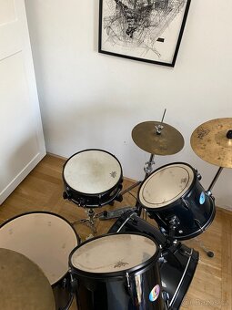 Skvělá Lesklá Černá Bicí Souprava - Stagg+Sonor+Giblartar - 5