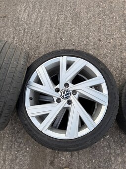 VW kola 5x112 7,5JX18 ET51 Bergamo vč. letních pneu - 5