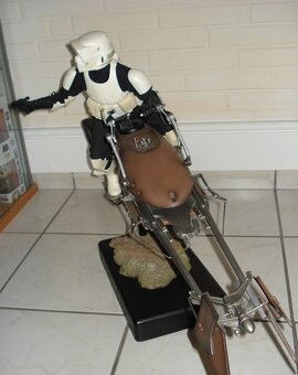 STAR WARS SIDESHOW Scout Trooper s motorkou Speeder Premium - 5