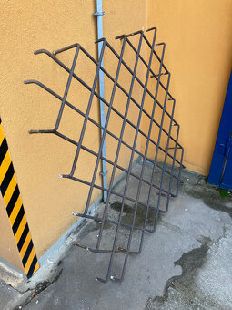 Mříže dva kusy kovové svařované okenní za 3.000 kč - 5