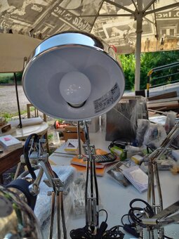 Chromová pracovní lampa IKEA
- 5