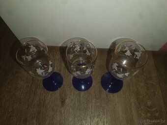 Modré zdobené sklo - 5
