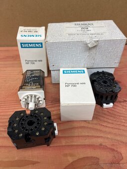 Pomocné relé RP 700 Simens + patice 2x2 - 5