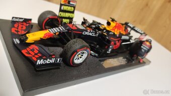 Max Verstappen 1:18 s figurkou - prvy titul Abu Dhabi 2021 - 5