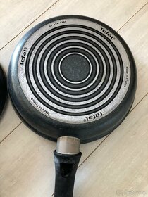 2 ks pánev Tefal průměr 24 cm a 20 cm, výška 5,5 cm - 5