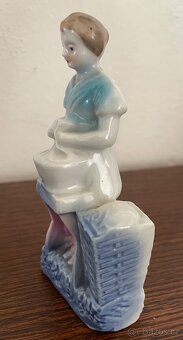 Porcelánová figurka pradleny - 5