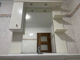 Koupelnová skříňka s umyvadlem, zrcadlem a osvětlením - 5