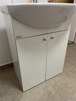 Koupelnová skříňka s baterií - 5