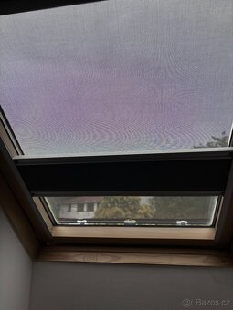 Velux dvojitě plisovaná roleta+venkovní markýza - 5