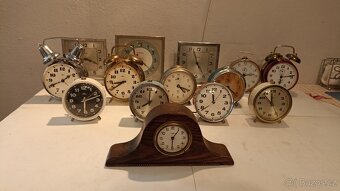 Staré krbové hodiny a 13 ks budíků - 5