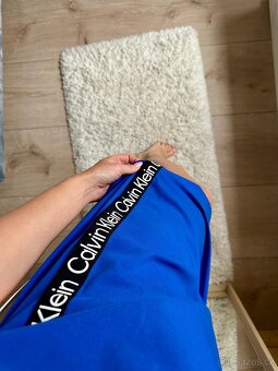 CALVIN KLEIN MODRÉ ŠATY S LAMPASY - 5