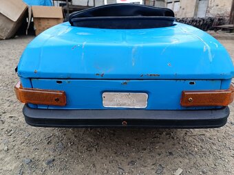 Staré šlapací auto Moskvič - 5