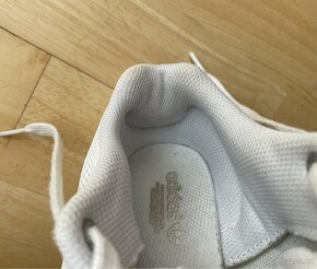 Bílé tenisky Adidas - 5
