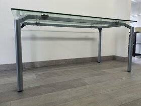 Kancelářský stůl s kovovou podnoží a skleněnou deskou - 5