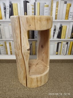 Designový špalek na kníhy, lampu...Modřín ruční práce. - 5