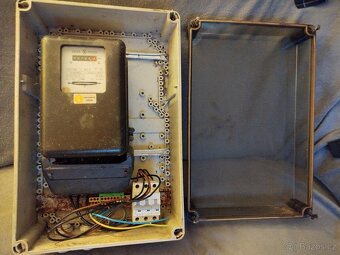 Podružný elektroměr s jističi, do garáže, ... ČB - 5