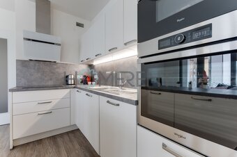 Stylový a prostorný byt 4+kk s panoramatickou lodžií, Praha  - 5