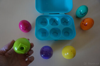 barevná pískací vajíčka Tomy - vkládačka - 5
