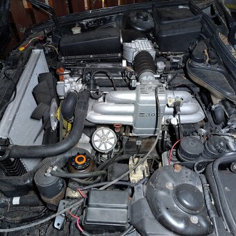 BMW E32 730i - náhradní díly - 5