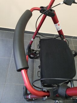 nové chodítko, červené, uveze 136kg, sedátko - 5